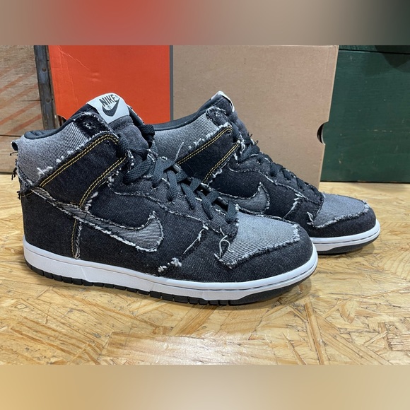 Like new Nike denim dunk hi. Size 8 worn once on carpet. No signs of wear.